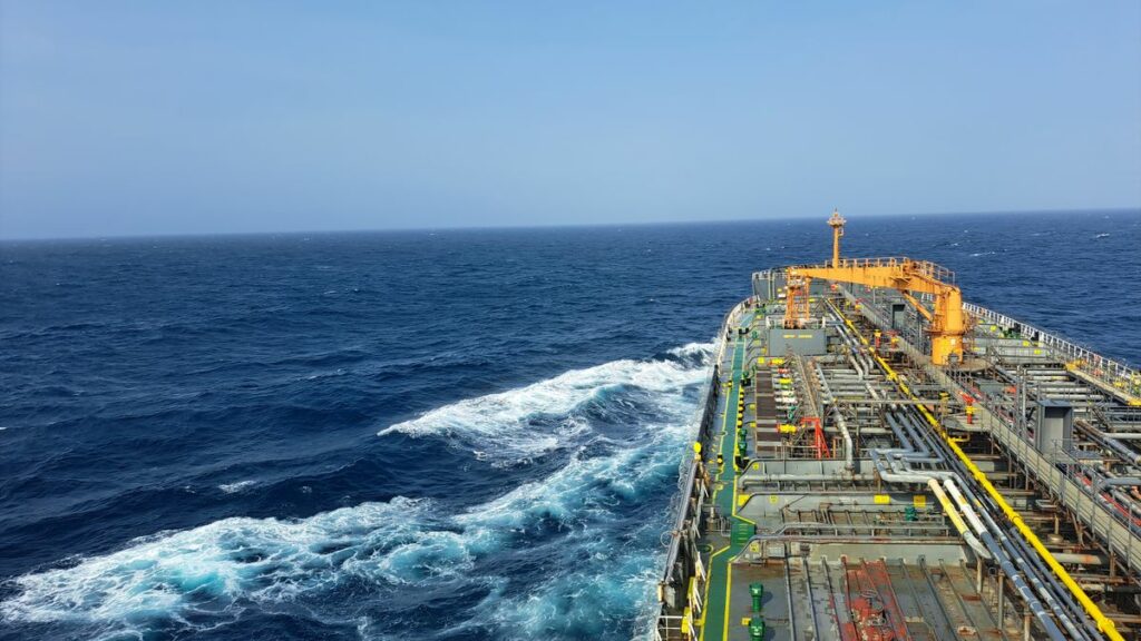 Navire en mer, gens de mer