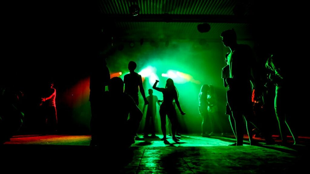 Ambiance de soirée nocturne, prévention en milieu festif