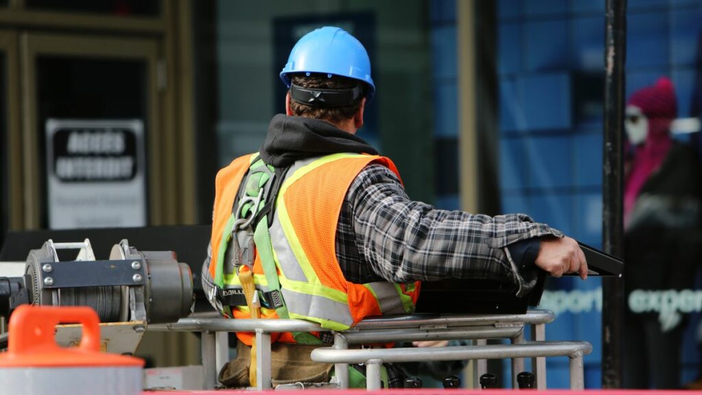 Ouvrier sur chantier, sécurité et prévention des risques