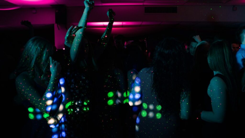 Ambiance de soirée nocturne, prévention en milieu festif