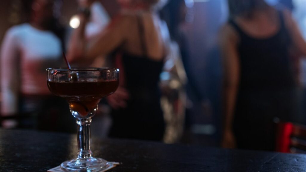 Verre en boîte de nuit, prévention de la soumission chimique